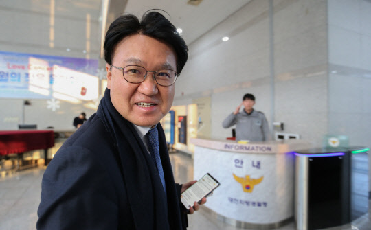 황운하 대전지방경찰청장이 9일 오전 대전청사에 출근하고 있다.  사진=연합뉴스